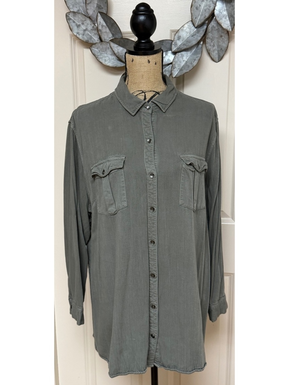 174: Ava & Viv Women’s Deep Gray Button Down Shirt - 2X